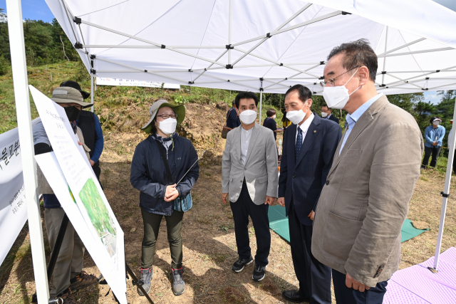 장세용(사진 오른쪽) 경북 구미시장이 경북문화재단 문화재연구원으로부터 