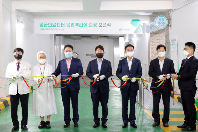 대구파티마병원이 서중호 아진산업 대표이사가 내놓은 2억6천500만원의 기부금을 바탕으로 응급의료센터 음악격리실을 준공하고 15일 오픈식을 가졌다. 대구파티마병원 제공