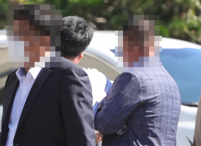 15일 오전 10시 35분께 전북 전주시 완산구 전북도의회 앞에서 이낙연 더불어민주당 대선 경선 후보의 지지자인 A(60대 추정·가운데)씨가 이재명 후보 전북 경선본부 공동본부장인 B씨의 뺨을 때렸다. B씨는 이날 도의회 앞에서 전북 청년·대학생 1천111인 이재명 후보 지지 기자회견을 마친 뒤 봉변을 당했다. 사진은 A씨가 뺨을 때린 뒤 지인에 의해 저지당하고 있는 모습. 연합뉴스