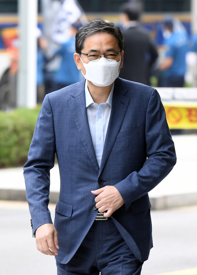 국회 패스트트랙 충돌 사건으로 재판을 받고 있는 국민의힘 곽상도 의원이 30일 서울 남부지법에서 열리는 속행 공판에 출석하고 있다. 연합뉴스