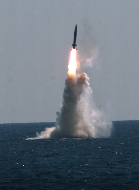우리나라가 독자 개발한 잠수함발사탄도미사일(SLBM)이 15일 도산안창호함(3천t급)에 탑재돼 수중에서 발사되고 있다. 연합뉴스