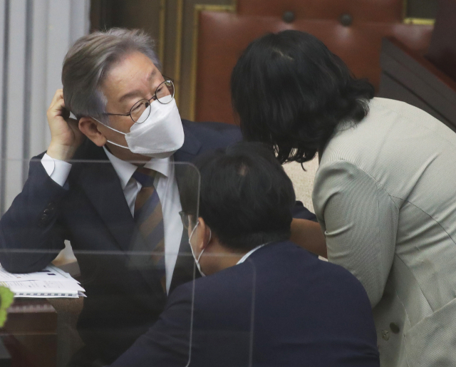 이재명 경기도지사가 15일 오전 경기도 수원시 경기도의회에서 열린 제354회 임시회 제4차 본회의에서 의원들과 이야기를 나누고 있다. 연합뉴스