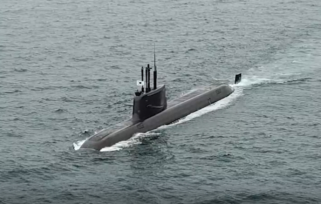 우리나라가 독자 개발한 잠수함발사탄도미사일(SLBM)을 탑재한 도산안창호함(3천t급)이 15일 시험발사를 위해 이동하고 있다. 이날 발사시험은 국방과학연구소 종합시험장에서 문재인 대통령을 비롯해 정부와 군의 주요 인사들이 참석한 가운데 이뤄졌다. SLBM은 잠수함에서 은밀하게 운용할 수 있으므로 전략적 가치가 높은 전력으로 평가된다. 현재 미국, 러시아, 중국, 영국, 프랑스, 인도 등 6개국만 운용하고 있는 무기체계로, 한국이 세계 7번째 SLBM 운용국이 됐다. 연합뉴스