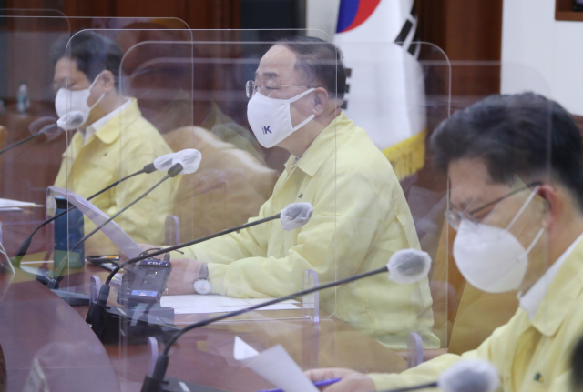 홍남기 경제부총리 겸 기재부 장관이 16일 정부서울청사에서 열린 제45차 비상경제 중앙대책본부 회의를 주재하며 발언하고 있다. 연합뉴스