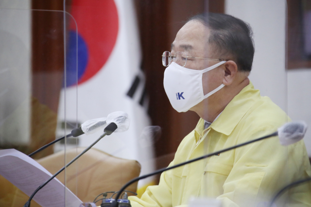 홍남기 경제부총리 겸 기재부 장관이 16일 정부서울청사에서 열린 제45차 비상경제 중앙대책본부 회의를 주재하며 발언하고 있다. 연합뉴스