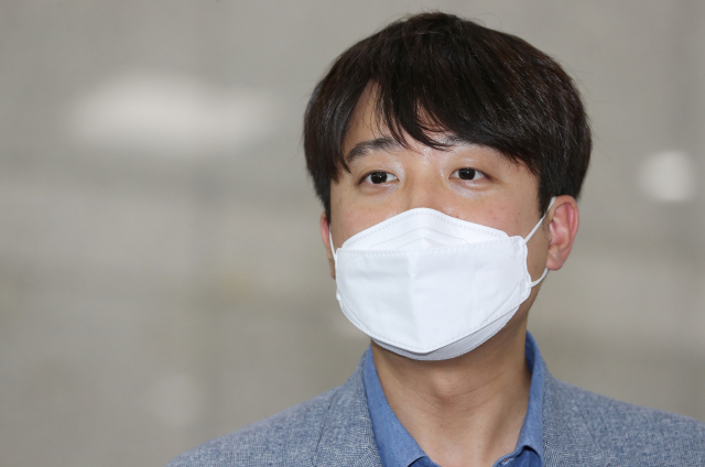 국민의힘 이준석 대표가 15일 충북 청주시 충북대학교에서 기자들의 질문에 답하고 있다. 연합뉴스