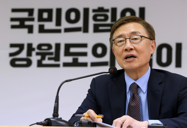 국민의힘 대권주자인 최재형 전 감사원장이 10일 강원 춘천시 국민의힘 강원도당에서 열린 기자간담회에 참석해 공약을 발표하고 있다. 연합뉴스
