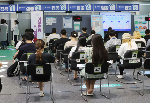 15일 오후 서울 서대문구 북아현문화체육센터에 마련된 코로나19 예방접종센터에서 시민들이 백신 접종을 마친 뒤 이상반응 모니터링을 하고 있다. 정부의 목표인 