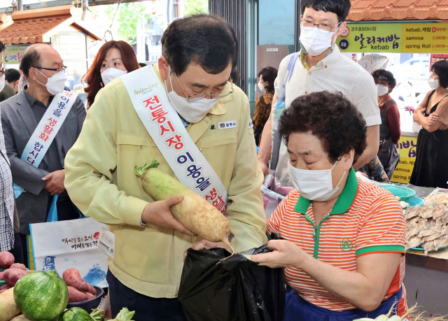 주낙영 경주시장이 추석명절을 앞둔 지난 15일 경주 중앙시장을 찾아 장을 보고 있다. 경주시 제공