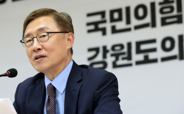 국민의힘 대권주자인 최재형 전 감사원장이 10일 강원 춘천시 국민의힘 강원도당에서 열린 기자간담회에 참석해 공약을 발표하고 있다. 연합뉴스