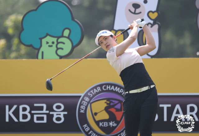 12일 경기도 이천 블랙스톤이천CC에서 열린 한국여자프로골프(KLPGA) 투어 KB금융 스타챔피언십 최종라운드 1번 홀에서 박민지가 티샷하고 있다. 연합뉴스