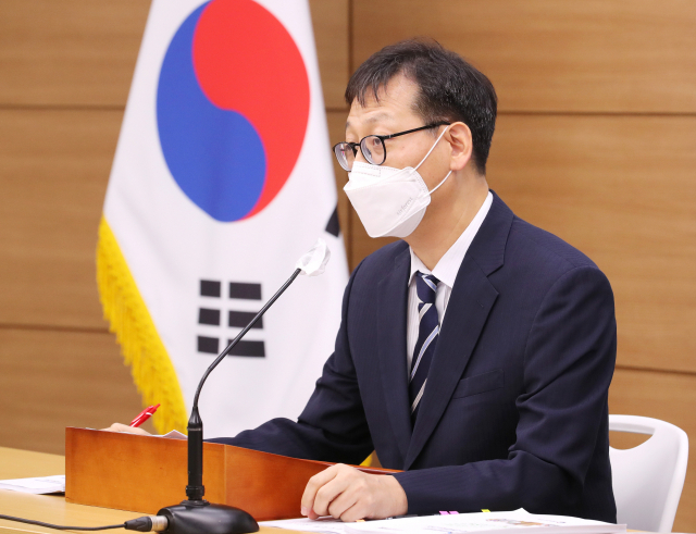 이인호 인사혁신처 인사혁신국장이 16일 오전 세종시 정부세종청사에서 2021 균형인사 연차보고서 발간과 관련한 브리핑에서 세부 내용을 설명하고 있다. 연합뉴스