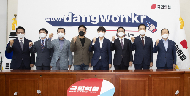 국민의힘 이준석 대표, 정병국 인재영입위원장 등이 16일 서울 여의도 국회에서 열린 영입 인사 환영식에서 함께 기념촬영을 하고 있다. 연합뉴스