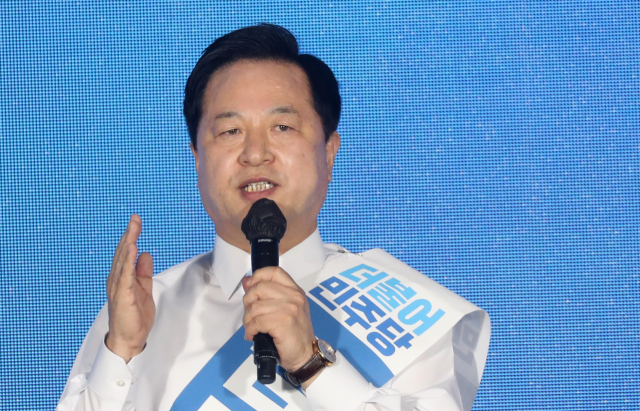 12일 오후 강원 원주시 오크밸리리조트 컨벤션센터에서 열린 더불어민주당 강원권역 순회경선 합동연설회에서 김두관 후보가 정견을 밝히고 있다. 연합뉴스