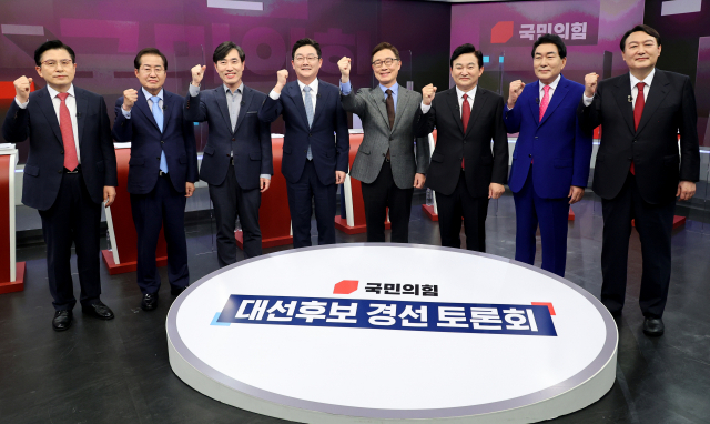 국민의힘 윤석열(오른쪽부터), 안상수, 원희룡, 최재형, 유승민, 하태경, 홍준표, 황교안 대선 경선 예비후보들이 16일 서울 중구 TV조선 스튜디오에서 열린 제20대 대통령선거 경선후보자 1차 방송토론회에서 기념촬영을 하고 있다. 연합뉴스