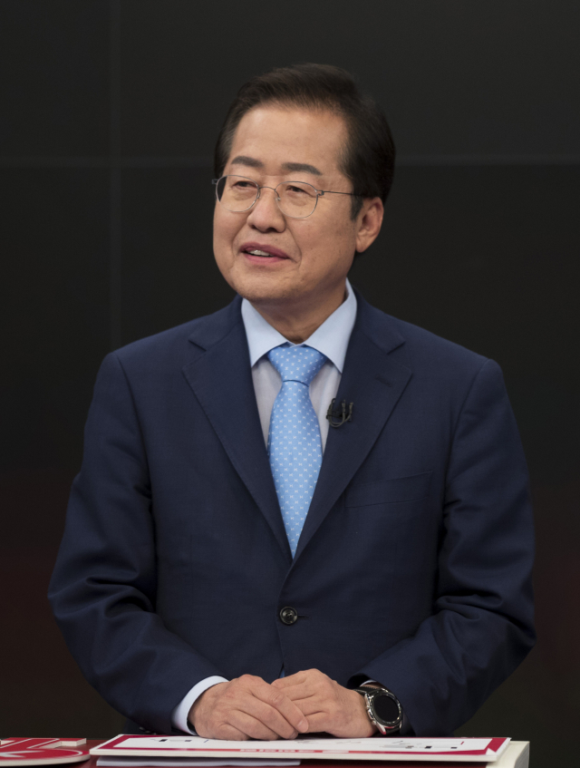 국민의힘 대권주자인 홍준표 의원이 16일 서울 중구 TV조선 스튜디오에서 열린 제20대 대통령선거 경선후보자 1차 방송토론회에서 토론을 준비하고 있다. 연합뉴스