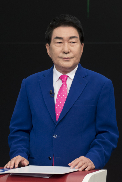 국민의힘 대권주자인 안상수 전 인천시장이 16일 서울 중구 TV조선 스튜디오에서 열린 제20대 대통령선거 경선후보자 1차 방송토론회에서 토론을 준비하고 있다. 연합뉴스