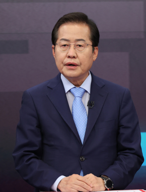 국민의힘 대권주자인 홍준표 의원이 16일 서울 중구 TV조선 스튜디오에서 열린 제20대 대통령선거 경선후보자 1차 방송토론회에서 토론을 준비하고 있다. 연합뉴스