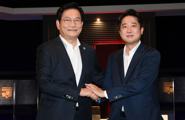더불어민주당 송영길 대표(왼쪽)와 국민의힘 이준석 대표가 16일 오후 서울 상암동 MBC에서 열린 100분 토론 