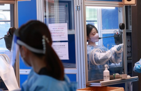 16일 오후 서울 동작구 보건소 코로나19 선별검사소에서 의료진들이 검사와 검체 보관을 위해 오가고 있다. 이번 추석 연휴에도 보건소 등 전국 의료기관에서는 신종 코로나바이러스 감염증(코로나19) 정규 선별진료소 및 임시 선별검사소를 운영하며 진단 검사도 계속 시행한다. 연휴 기간 이동 인구가 많은 터미널과 역 등에도 임시 선별검사소가 추가로 설치된다. 연합뉴스