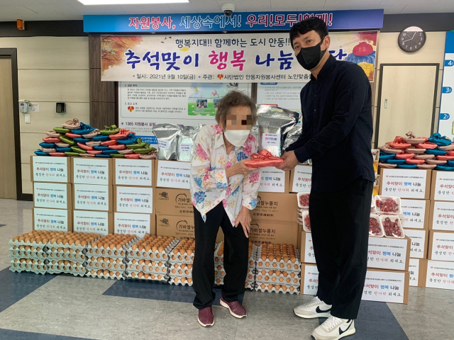 지난 10일 (사)안동자원봉사센터 노인맞춤돌봄서비스단이 지역 취약계층에게 생필품 등을 전했다. 안동시자원봉사센터 제공