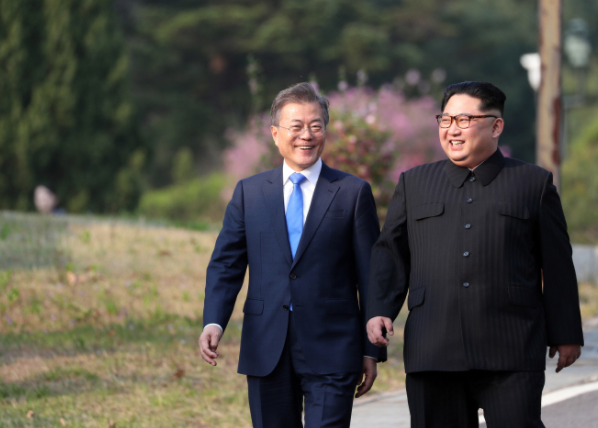 2018년 남북정상회담 이후 산책하는 문재인 대통령과 김정은 국무위원장. 연합뉴스