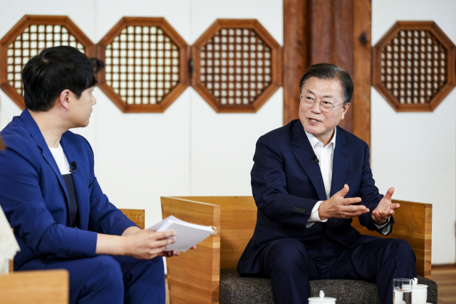문재인 대통령이 지난 14일 청와대 상춘재에서 제2회 청년의 날 기념 대담을 하고 있다. 대담 영상은 제2회 청년의 날인 18일에 청와대 유튜브 등을 통해 공개될 예정이며 배성재 아나운서의 진행으로 윤태진 아나운서, 브레이브걸스의 리드보컬 민영, 래퍼 한해가 참석했다고 청와대가 전했다. 연합뉴스