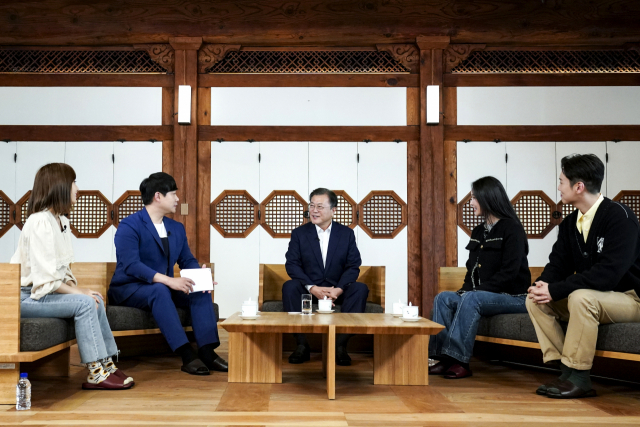 문재인 대통령이 지난 14일 청와대 상춘재에서 제2회 청년의 날 기념 대담을 하고 있다. 대담 영상은 제2회 청년의 날인 18일에 청와대 유튜브 등을 통해 공개될 예정이며 배성재 아나운서의 진행으로 윤태진 아나운서, 브레이브걸스의 리드보컬 민영, 래퍼 한해가 참석했다고 청와대가 전했다. 연합뉴스