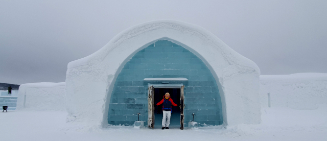 해마다 세계적인 건축가와 예술가들이 집채만 한 얼음 덩어리를 자르고, 깎고, 다듬어 얼음호텔의 아름다운 대형 이글루를 짓는다.