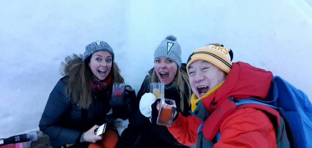 특별한 앱솔루트 아이스 바(Absolute Ice Bar)에서는 얼음 잔에 예쁜색의 칵테일을 즐기며 여행자들과 어울려 얼음 체험으로 여행자들의 마음까지 녹인다.