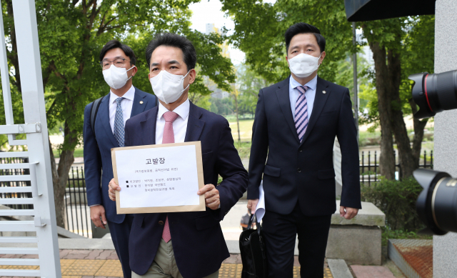 윤석열 국민캠프 정치공작 진상조사 특별위원회 소속 박민식(가운데) 전 의원과 변호인들이 13일 오전 정부과천청사 앞에서 고위공직자범죄수사처에 박지원 국정원장과 조성은 씨 등을 국가정보원법 및 공직선거법 위반 혐의로 고발장을 접수하기 위해 고발장을 들고 이동하고 있다. 연합뉴스