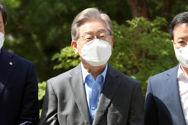 더불어민주당 대선 예비후보인 이재명 경기도지사가 18일 오전 광주 남구 한 미혼모 시설을 방문한 뒤 취재진의 질문에 답하고 있다. 연합뉴스