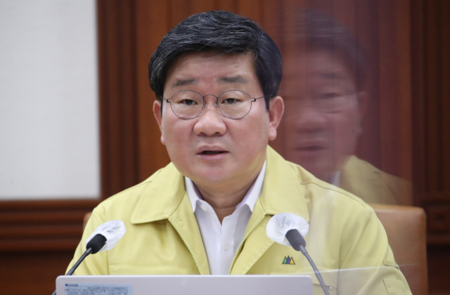 전해철 중대본 2차장(행안부 장관)이 19일 정부서울청사에서 열린 코로나19 대응 중앙재난안전대책본부 회의를 주재하며 발언하고 있다. 연합뉴스