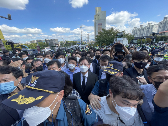 국민의힘 대선후보 경선을 앞두고 박정희 전 대통령 생가가 몸살을 앓고 있다. 19일 유승민 전 의원의 생가 방문에 박근혜 전 대통령 지지자들이 강하게 반발하고 있다. 박상구 기자, 안성완 기자