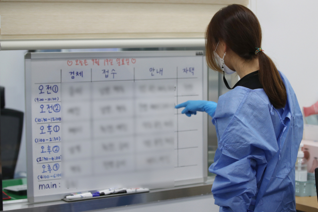 추석 명절 연휴 이틀째인 19일 오전 광주 서구 선별진료소 의료진이 휴일 근무표를 보고 있다. 연합뉴스