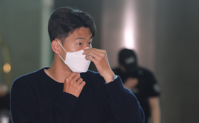 손흥민이 8일 소속팀으로 돌아가기 위해 인천공항을 통해 출국하고 있다. 손흥민은 카타르 월드컵 아시아지역 최종예선을 위해 입국했다. 연합뉴스