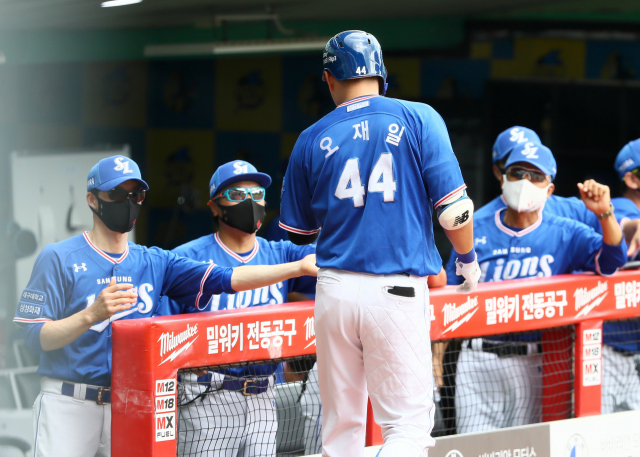 19일 인천 SSG랜더스전에서 삼성라이온즈 오재일이 선제 솔로포를 터뜨린 후 덕아웃에서 환영을 받고 있다. 삼성라이온즈 제공