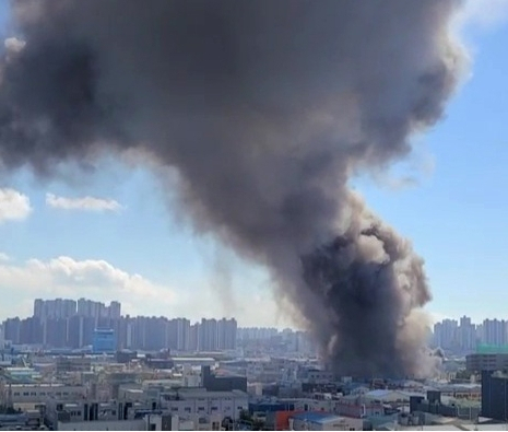 21일 낮 인천시 서구 가좌동 소재 한 자동차부품 공장 화재 발생. 연합뉴스