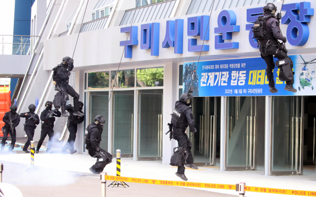 제102회 전국체육대회를 한 달 앞둔 9일 경북 구미시민운동장에서 육군 50사단, 경찰 등이 참여한 전국체육대회 대비 통합 화생방테러 대응 훈련이 진행되고 있다. 102회 전국체육대회는 다음 달 8일부터 구미 일대에서 열린다. 연합뉴스