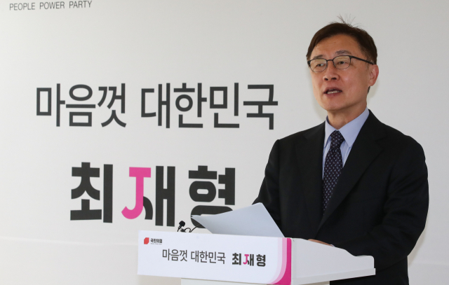 국민의힘 대권주자인 최재형 전 감사원장이 22일 서울 여의도 선거캠프에서 더불어민주당 대권주자인 이재명 경기도지사와 관련해 대장동 개발사업 시행사인 