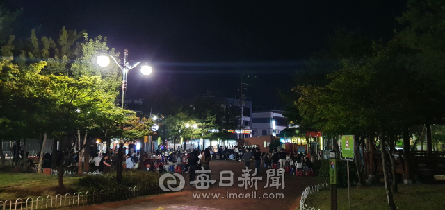 경북 안동지역에서 젊은 세대들이 코로나19 사태로 식당 등의 영업시간이 오후 10시로 제한되자 인근 공원에서 술자리를 하고 있다. 이로 인해 인근 주민들은 극심한 소음 피해를 호소하고 있다. 독자 제공