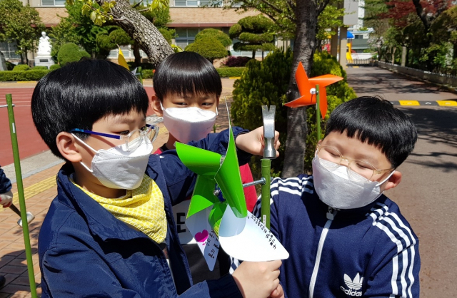 코로나19 사태가 장기화하면서 학생들은 학력뿐 아니라 정서적, 심리적으로도 어려움을 겪는 경우가 적지 않다. 인성교육이 더욱 강조되는 이유다. 대구 용계초등학교의 