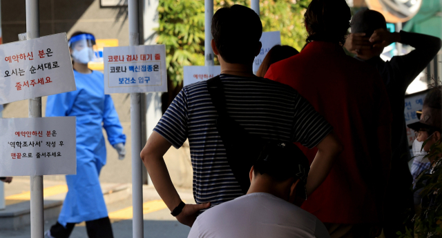 22일 대구 수성구 보건소 선별진료소에서 시민들이 코로나19 검사를 받기 위해 대기하고 있다. 김영진 기자 kyjmaeil@imaeil.com
