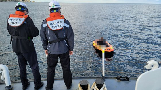 속초해양경찰서는 22일 오후 3시 35분쯤 강원 고성군 명파해수욕장 앞 500m 앞 해상에서 무동력 고무보트를 타고 물놀이하던 A씨(44·서울시)를 구조했다고 밝혔다. 속초 해경 제공