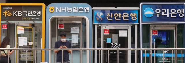 앞으로 주요 은행에서 연봉 이상의 신용대출을 받거나 5천만원이 넘는 마이너스통장(한도대출)을 뚫기가 어려워진다. 이미 저축은행도 
