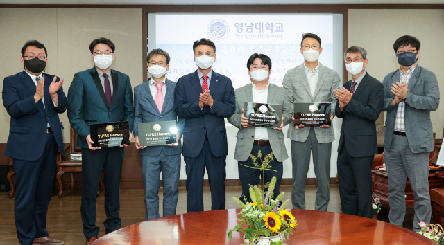 영남대 박주현 교수, 박한우 교수, 최외출 총장, 류정호 교수, 서종한 교수(왼쪽 두번 째부터)가 