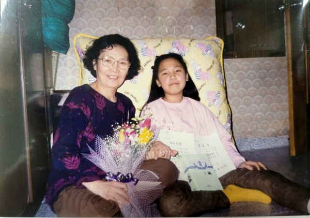 차현영 씨의 초등학교 졸업식을 마친 뒤 할머니 김정희(왼쪽) 씨와 찍은 기념사진. 가족제공.