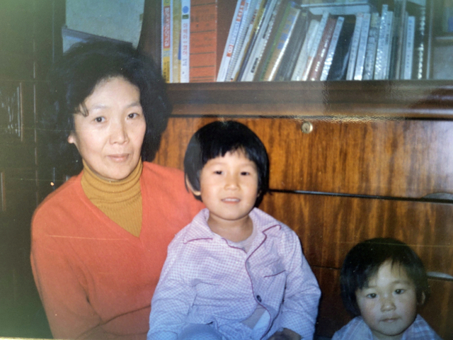 차현영(오른쪽) 씨와 할머니 김정희(왼쪽) 씨, 오빠의 가족사진. 가족제공.