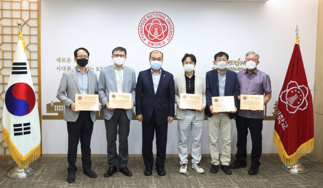 최근 경북대 본관 총장실에서 경북대 백문창 세포기질연구소장, 이영호 영남문화연구원장, 홍원화 총장, 문준식 방재연구소장, 장정호 사범대학부속중등교육연구소 사무처장, 이인중 국제개발연구원장(왼쪽부터)이 선정패를 받은 뒤 기념촬영을 하고 있다. 경북대 제공