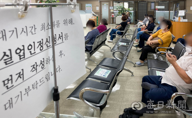 23일 대구서부고용복지센터에서 실업 인정 대상자들이 관련 교육을 받기 위해 대기하고 있다. 코로나19 여파로 실업급여 월 지급액이 2월 이후 7개월 연속 1조원을 넘어선 것으로 나타났다. 우태욱 기자 woo@imaeil.com